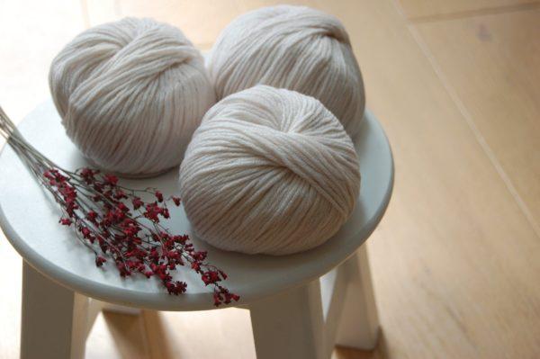 Pelotes de laine blanche de qualité. Du fil à retordre - made in france