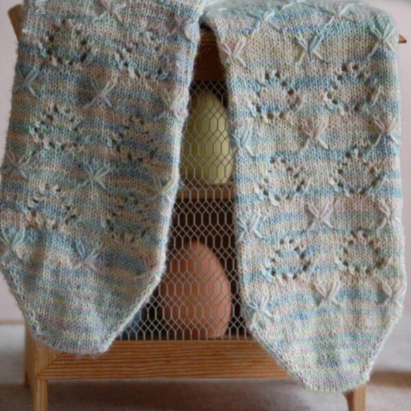 Chaussettes tricotées. Motif de Paques