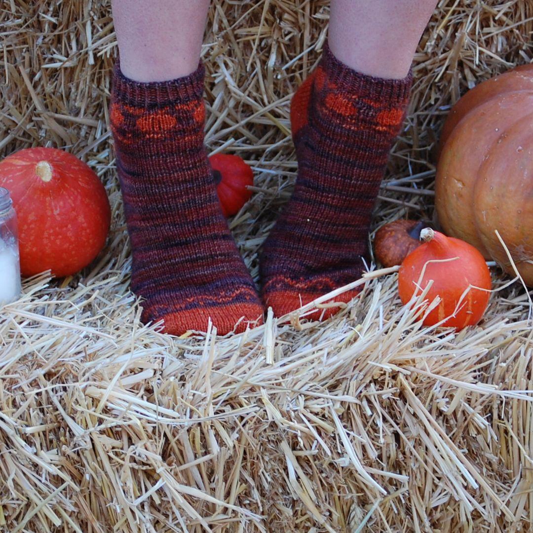 Chaussettes citrouille au tricot